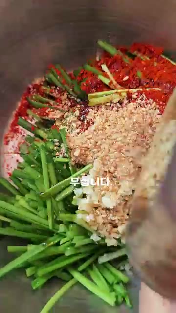 볼에 부추와 부추무침 양념 재료를 넣고 손맛 느껴지도록 조물조물 무… — 한정식집 사장님이 절대 말 안 해주는 차돌박이 비법 (잣소스 필수!)