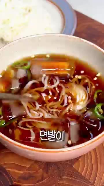 얼음을 동동 띄워주면 알싸하고 시원한 냉소면 완성입니다. — 초간단 냉소면 레시피 | 더위 싹 가시는 초간편 쯔유국수 만들기