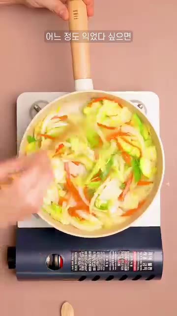 채소가 어느 정도 익으면 양념장 2큰술을 넣고 1분 더 볶는다. — 매콤달콤한 오징어 덮밥 레시피!