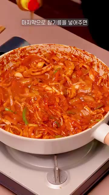 마지막으로 참기름을 둘러준다. — 매콤달콤한 오징어 덮밥 레시피!