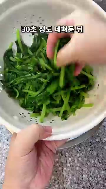 데친 열무는 찬물에 헹군 뒤 물기를 꼭 짜서 제거합니다. — 열무 된장 무침 레시피