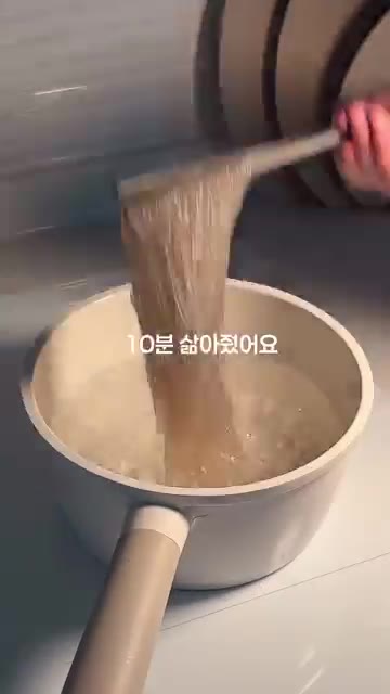 끓는 물에 불린 당면을 넣고 10분간 삶아줍니다. — 아기 무염 잡채 레시피 ㅣ 간 없이도 잘 먹는 유아식 레시피