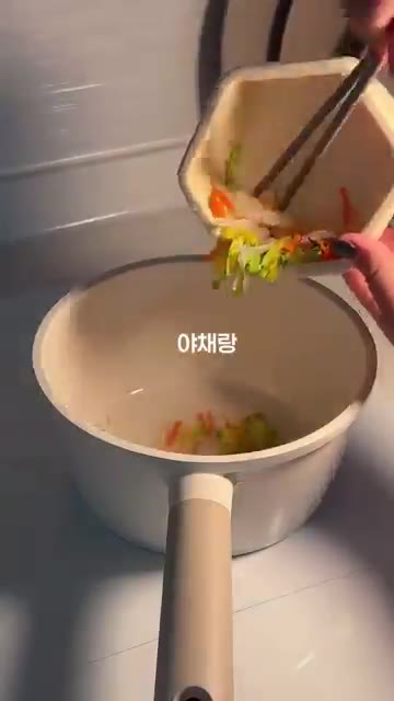 팬에 채수를 붓고 끓여줍니다. — 아기 무염 잡채 레시피 ㅣ 간 없이도 잘 먹는 유아식 레시피