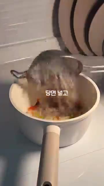 채 썬 채소와 삶은 당면을 넣고 아기가 먹기 좋은 크기로 잘라줍니다. — 아기 무염 잡채 레시피 ㅣ 간 없이도 잘 먹는 유아식 레시피