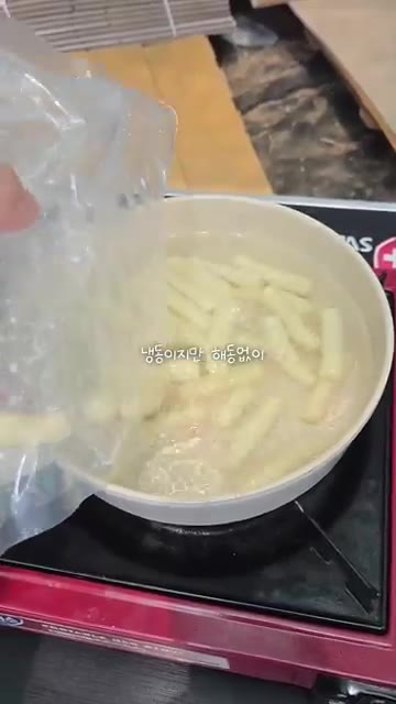 냄비에 물 약 400ml를 넣고 끓입니다. — 삼진어묵 어묵듬뿍 쌀떡볶이 & 밀떡볶이 밀키트