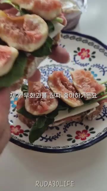 발사믹 글레이즈를 뿌려준다. — 무화과 치즈 햄 샌드위치