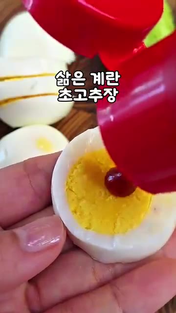 삶은 계란 3개도 오이와 비슷한 두께로 동그랗게 썰어주세요. — 민호가 먹었던 인천 계란초🥚 오이와 초고추장만 있으면 끝!