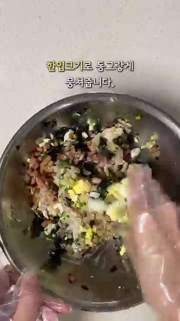 마요네즈, 간장, 참기름을 넣고 잘 섞어줍니다. — SNS에서 난리난 삶은 달걀 주먹밥 5분 요리