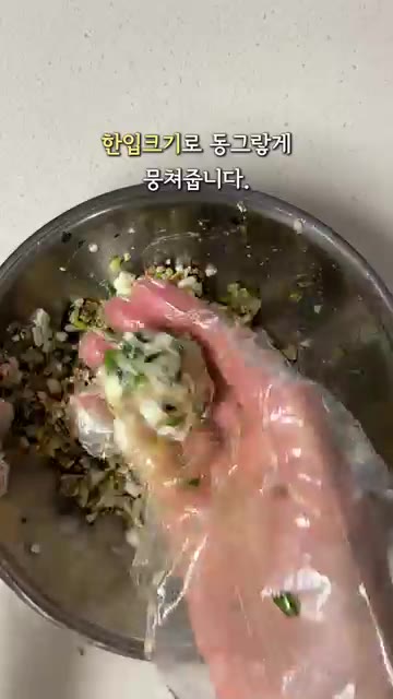 잘게 부순 김과 통깨를 넣고 섞어줍니다. — SNS에서 난리난 삶은 달걀 주먹밥 5분 요리
