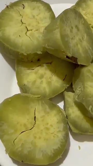 고구마의 껍질을 벗기지 않고 그대로 찜기에 넣고 찝니다. — 고구마 찔 때 절대 바로 찌지 마세요! 덜 달아요