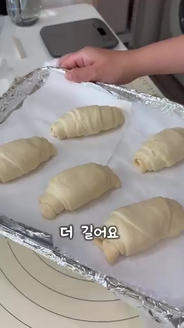 발효가 끝난 반죽 위에 물을 뿌리고 소금을 올린다. — 9만원짜리 소금빵?!