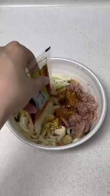 액상소스와 별첨가루를 모두 넣는다. — SNS 화제 생생우동 참치비빔우동 너무 맛있잖아 #간단요리