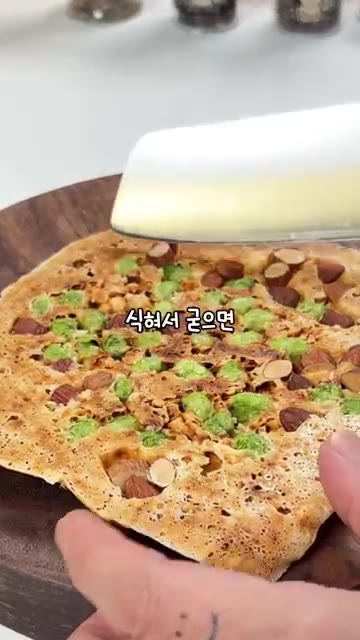 전자레인지에 넣고 3분간 돌려 치즈를 녹인다. — 3분 간식 치즈바: 다이어트 과자 대신