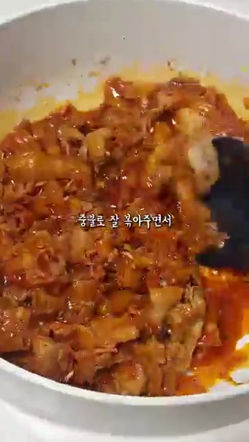 중불로 잘 볶아주면서 양념들이 고루 잘 섞이면 물 800ml — 감자탕에 대패를 넣은 이정현님 레시피