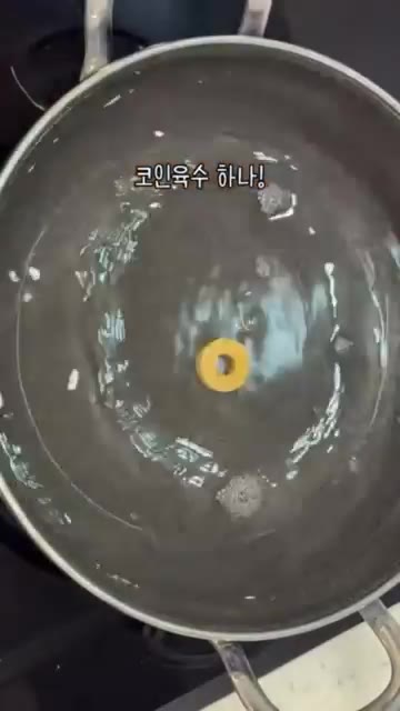 감자를 썰어 넣고 다진 마늘 1큰술을 추가한다. — 초간단 5분컷 감자국 레시피