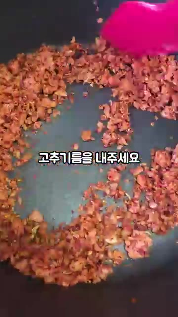 물 500ml를 붓고 끓여줍니다. — 스팸 순두부찌개 만들기