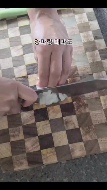 팽이버섯은 밑동을 잘라 먹기 좋게 썰어줍니다. 양파와 대파도 얇게… — 1000원으로 만드는 초간단 팽이버섯 계란덮밥