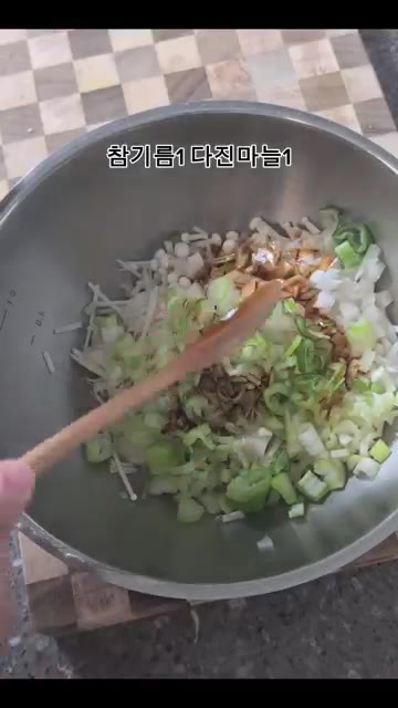볼에 팽이버섯, 양파, 대파를 넣고 간장 1큰술, 참기름 1큰술,… — 1000원으로 만드는 초간단 팽이버섯 계란덮밥
