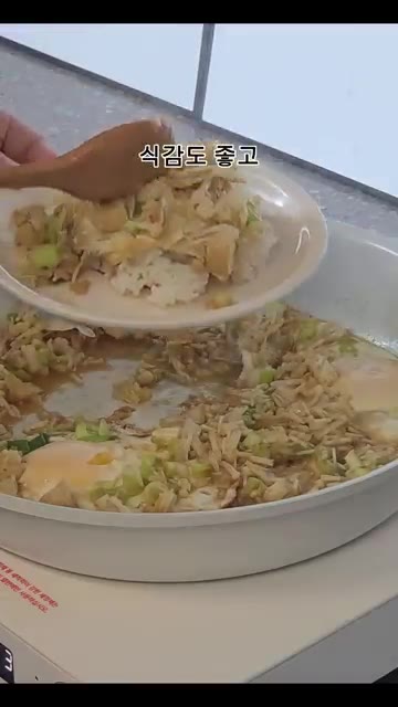 따뜻한 밥 위에 완성된 팽이버섯 계란을 올려주면 식감도 좋고 든든한… — 1000원으로 만드는 초간단 팽이버섯 계란덮밥