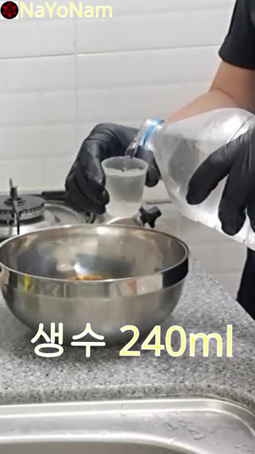 물이 끓으면 메밀 국수를 넣고 4분간 삶는다. — 1,000원으로 메밀소바 만들기 레시피