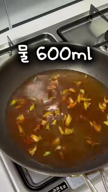 물 600ml를 붓습니다. — 10분 만에 뚝딱 얼큰 만둣국 레시피