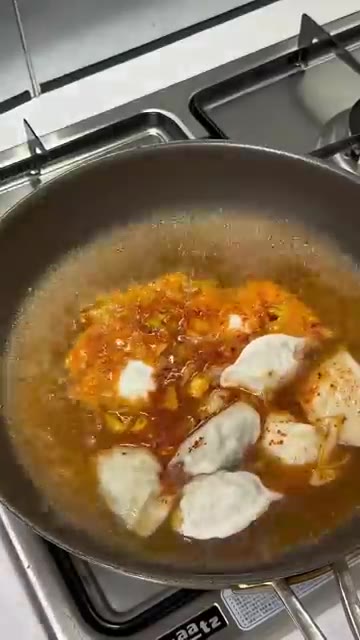 풀어둔 달걀물을 붓고 뚜껑을 닫은 뒤 중약불에서 2~3분간 끓여줍니다. — 10분 만에 뚝딱 얼큰 만둣국 레시피