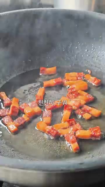 팬에 관찰레를 넣고 중약불에서 천천히 구워 기름을 녹인다. 녹인 기… — 집에서도 이탈리안 레스토랑처럼! 트러플 버섯 까르보나라