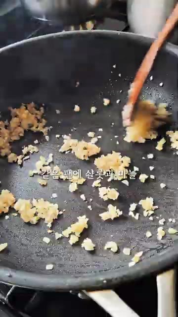 같은 팬에 샬롯과 마늘을 볶다가 버섯과 타임을 넣고 향긋하게 익힌다. — 집에서도 이탈리안 레스토랑처럼! 트러플 버섯 까르보나라