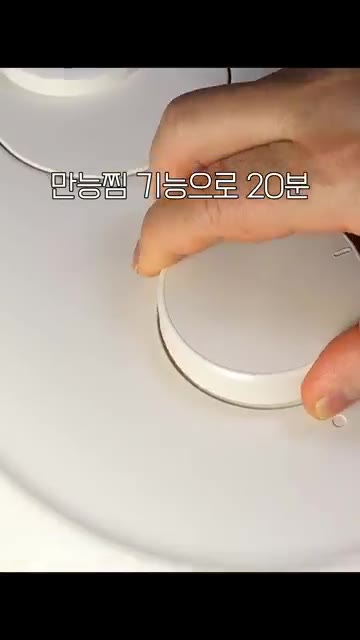 김 위에 밥과 속재료를 올리고 돌돌 말아준다. — 김밥을 이렇게 만들었더니, 너무 간단한데 맛있다고 매일 해 달라네요!