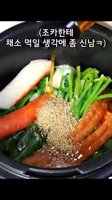 김밥을 먹기 좋은 크기로 썰어 완성한다. — 김밥을 이렇게 만들었더니, 너무 간단한데 맛있다고 매일 해 달라네요!