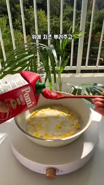 토마토소스 100%를 넣고 섞어줍니다. — 빵 없는 샌드위치: 아침 식사 대용으로 간편하게!
