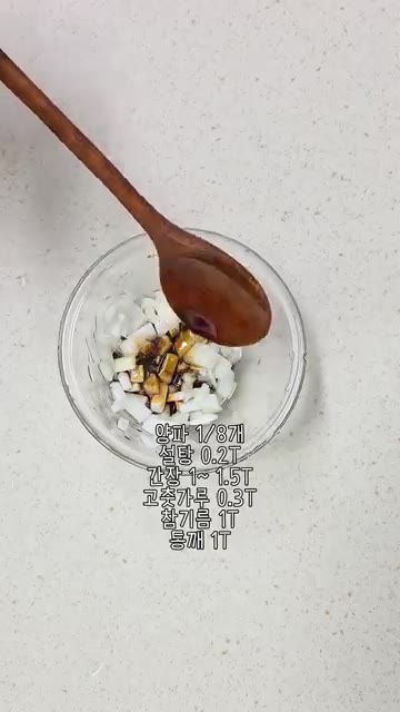 전자레인지 용기에 찬밥을 넣고 콩나물을 올린 후 뚜껑을 닫아 전자레… — 딱 5분! 간단 전자레인지 콩나물밥 레시피