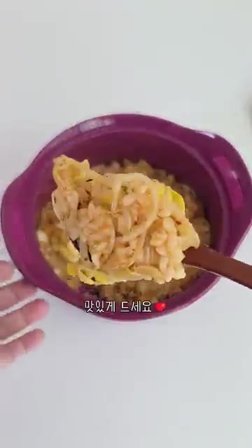 전자레인지에서 꺼낸 콩나물밥에 양념장을 넣고 비벼 먹는다. — 딱 5분! 간단 전자레인지 콩나물밥 레시피