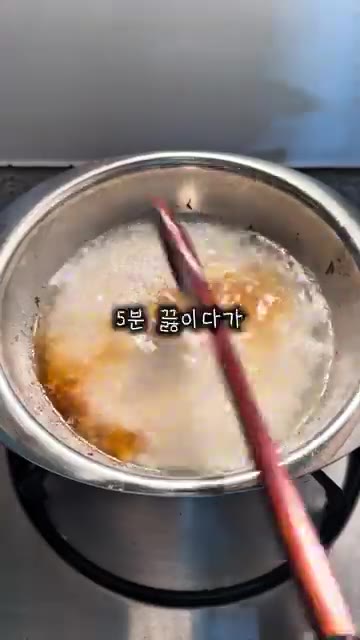 밥 2컵과 물 2컵을 붓는다. — 시오콘부 버섯솥밥 레시피