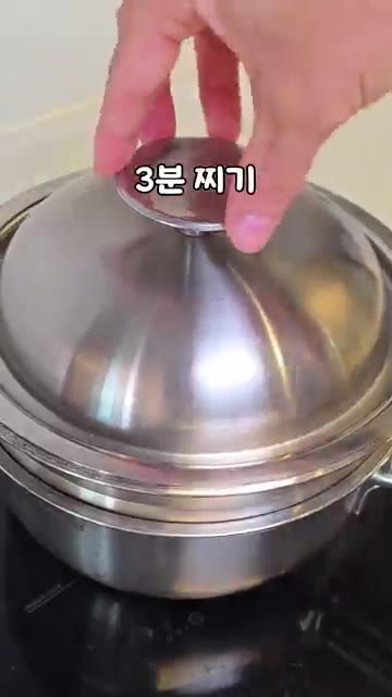 토마토는 먹기 좋은 크기로 썰어 접시에 담아줍니다. — 이영애 아침식단, 3분 찐 채소 레시피