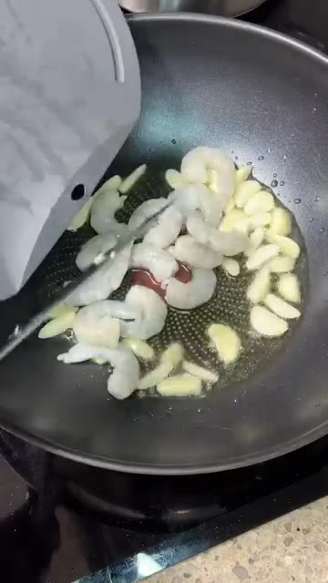 통마늘은 편으로 썰고 새우는 해동하여 준비한다. 팬에 올리브유를 넉… — 농심대회 1등 새우 감바스 짜파게티 레시피