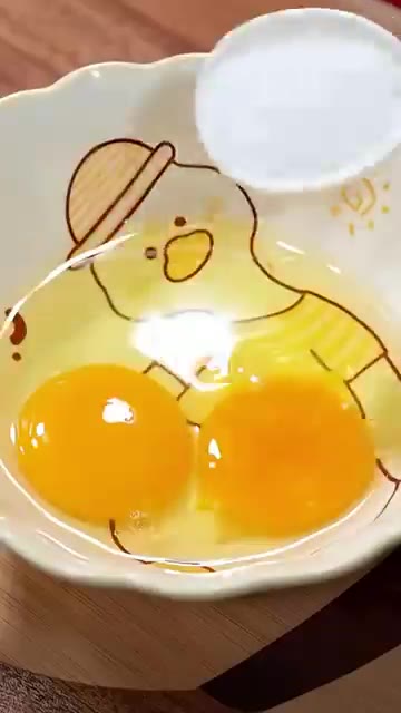 계란과 설탕, 우유를 넣고 잘 섞어 계란물을 만든다. — 전자레인지로 쉽게! 겉바속촉 단호박 에그푸딩 레시피
