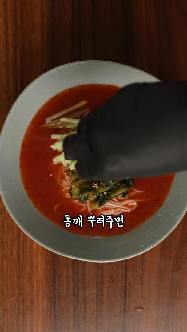 열무랑 오이 토핑 올려주면 완성입니다. — 여름에 꼭 먹어야하는 열무국수 레시피