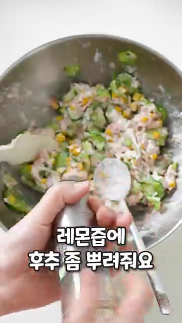 팬에 올리브 오일을 넉넉히 두르고 호밀빵 앞뒤로 노릇하게 구워줍니다. — 마요네즈 없이 만드는 고소한 오이 참치 샌드위치