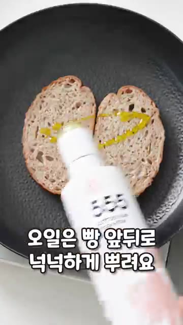 구운 호밀빵 사이에 준비한 오이 참치 요거트 소를 듬뿍 채워 샌드위… — 마요네즈 없이 만드는 고소한 오이 참치 샌드위치