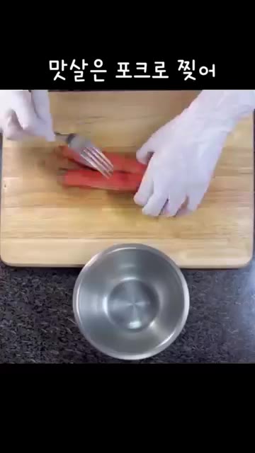 단무지를 채 썰어 준비합니다. — 불 없이 만드는 초간단 오이 맛살 김밥