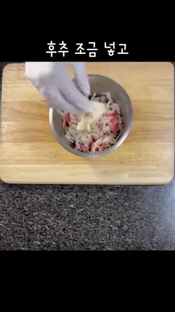 맛살은 포크로 찢어 마요네즈 2큰술과 후추를 넣고 버무립니다. — 불 없이 만드는 초간단 오이 맛살 김밥