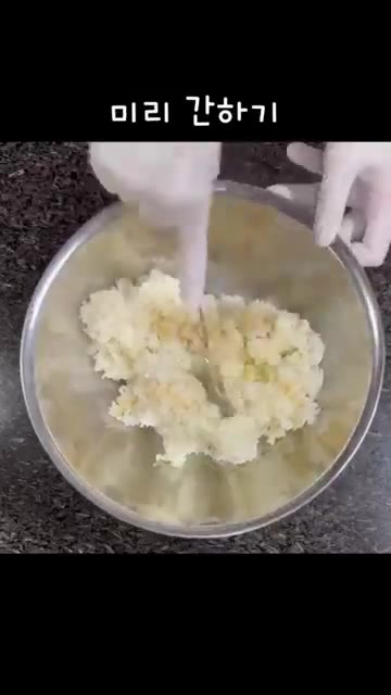 밥 두 공기에 맛소금 1/3큰술과 참기름 1큰술을 넣고 미리 간을… — 불 없이 만드는 초간단 오이 맛살 김밥