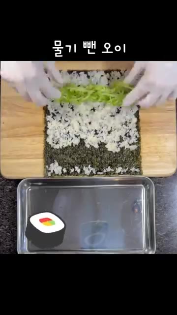 김밥김 위에 밥을 얇게 펴고 물기를 짠 오이, 맛살, 단무지를 올립니다. — 불 없이 만드는 초간단 오이 맛살 김밥