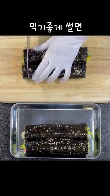 먹기 좋게 썰어 완성합니다. — 불 없이 만드는 초간단 오이 맛살 김밥