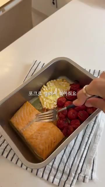 구워진 연어, 치즈, 토마토를 포크로 으깨 섞는다. — 초간단 연어 브리치즈 파스타 레시피