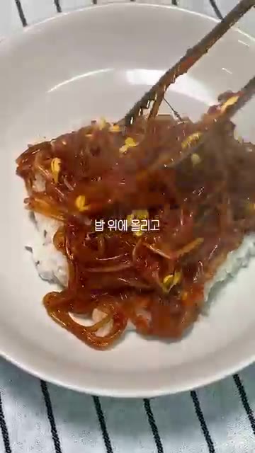 마지막으로 참기름을 한 바퀴 두르고 마무리합니다. — 콩나물이랑 당면 2개만 있으면 만드는 초간단 콩나물 잡채