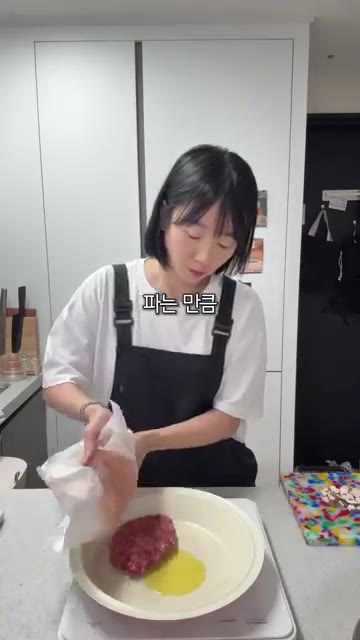 끓는 물 1.2리터에 사골가루 3개, 다진마늘 반 큰술, 국간장 1… — 집에서 명동교자 스타일 칼국수 만들기