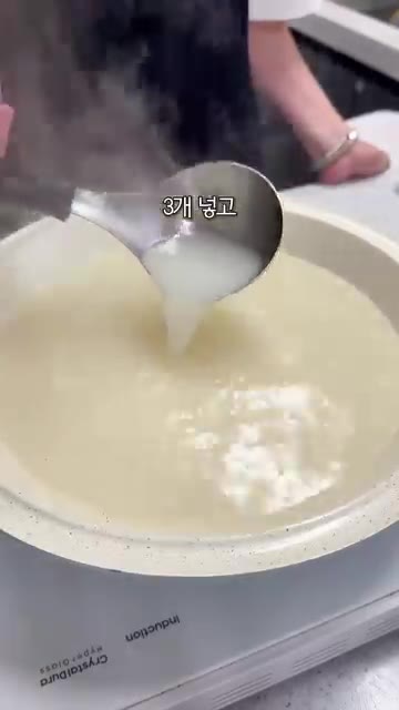 그릇에 삶은 면을 담고 소고기 고명을 듬뿍 올립니다. 김가루와 대파… — 집에서 명동교자 스타일 칼국수 만들기