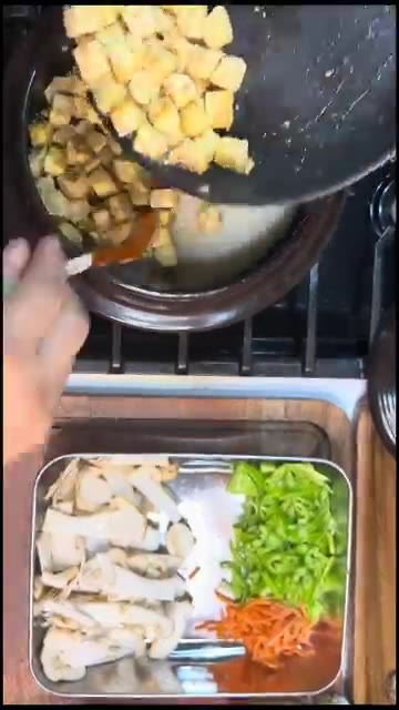 솥밥이 끓기 시작하면 약불로 줄이고 뚜껑을 닫아줍니다. — 향긋한 자연송이 옹기솥밥 레시피